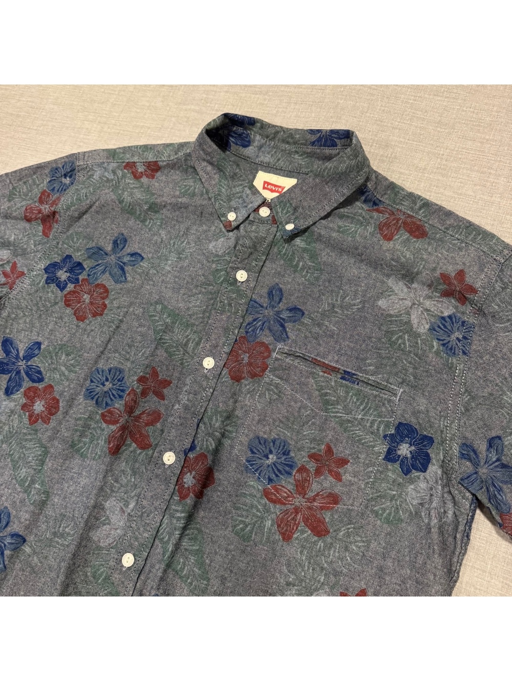 Levi's gray floral short sleeve button-up shirt